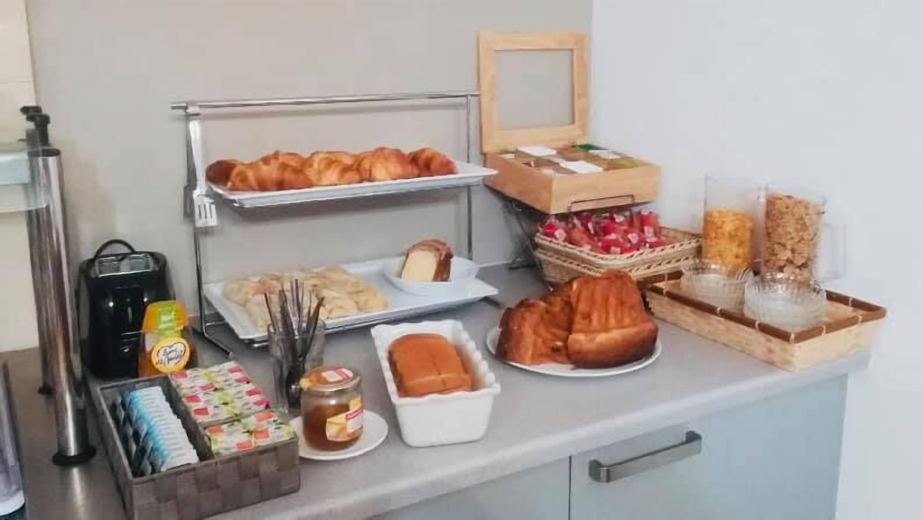 อาหารเช้าแบบบริการตนเองทุกวัน (EUR 11 ต่อคน)