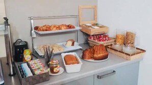 A buffet setup with various food items including pastries, bread, and condiments. - Hotel Restaurant Kuentz (Wittersdorf)