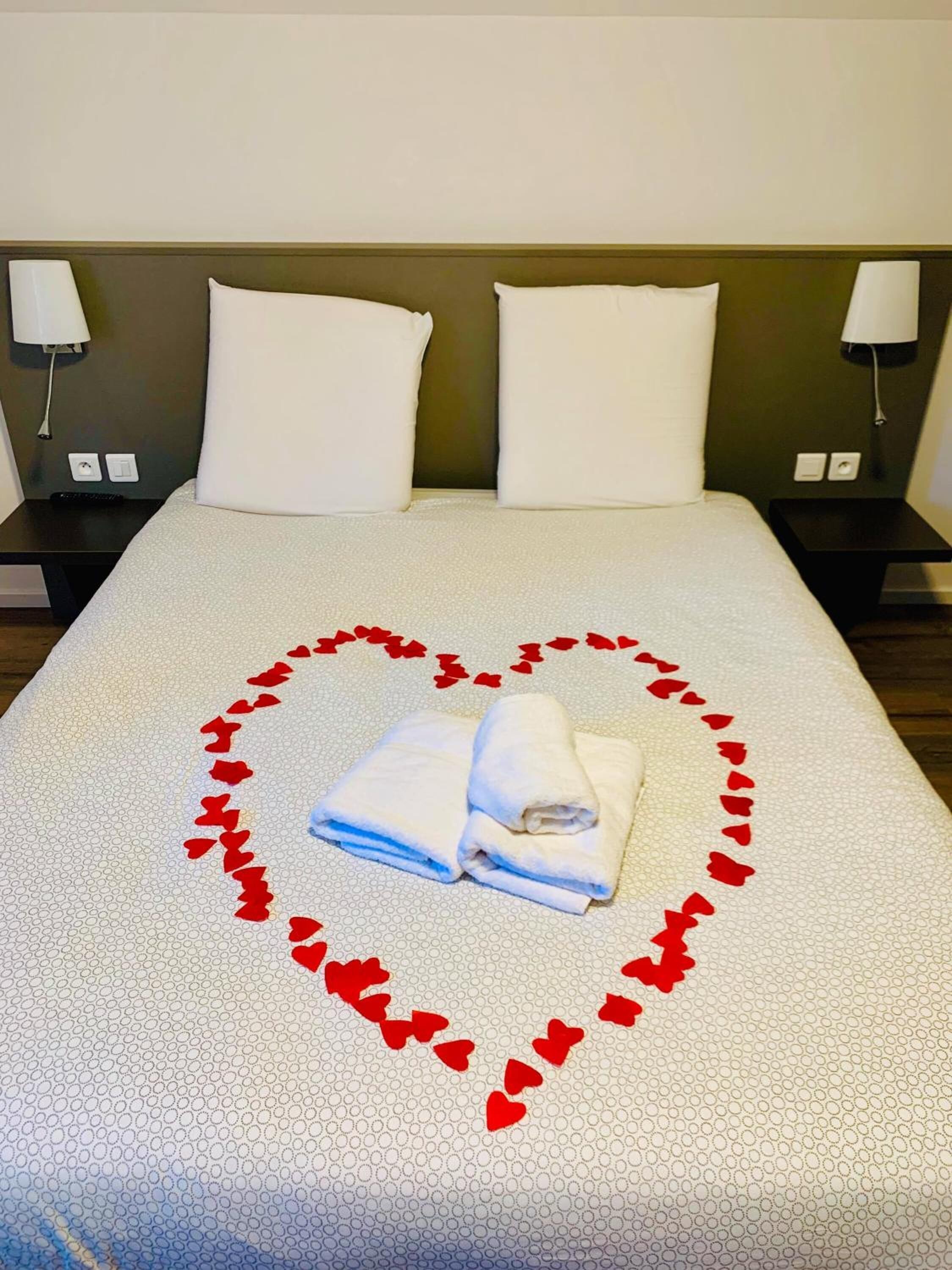 2 bedrooms, individually decorated, individually furnished, desk