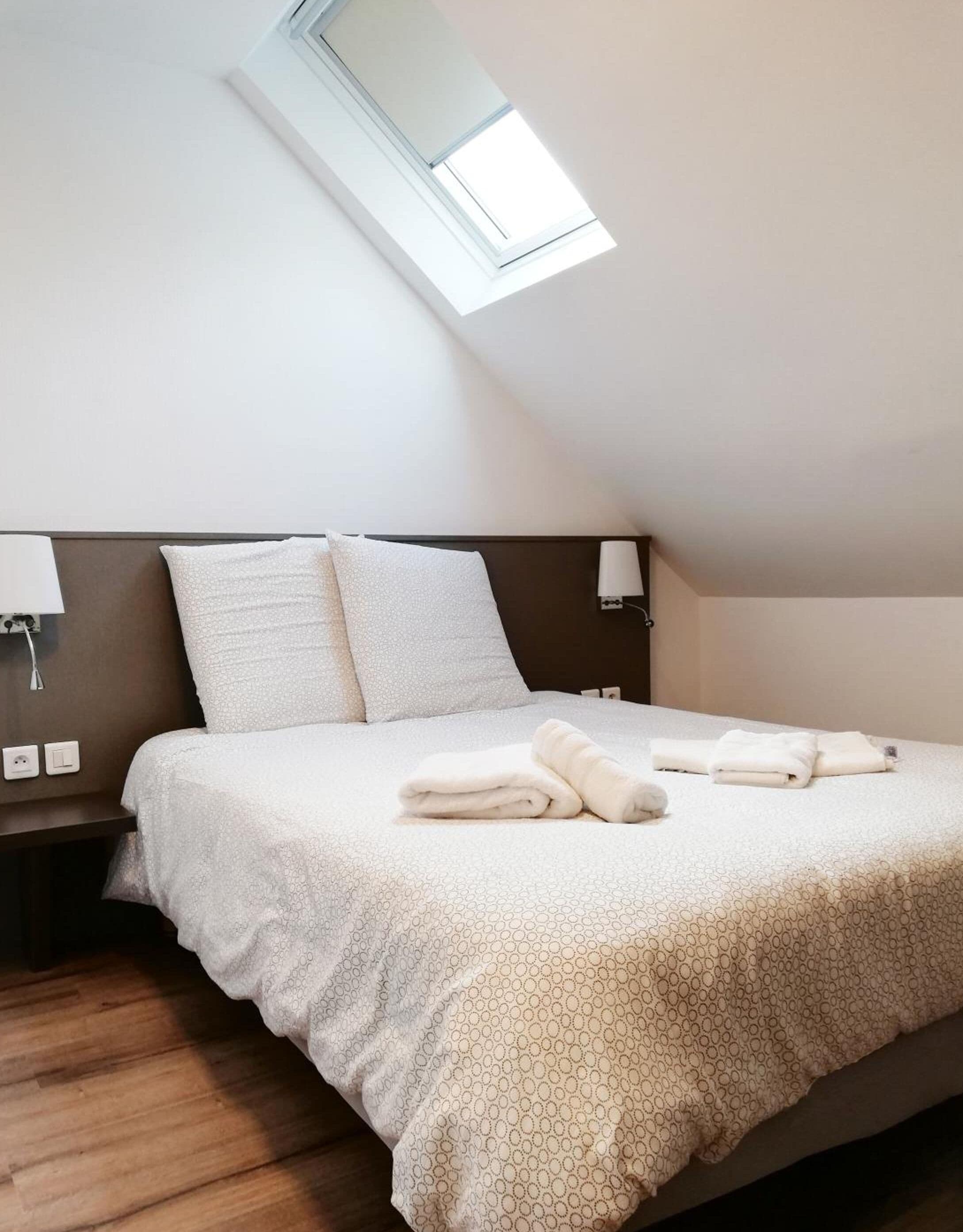 2 bedrooms, individually decorated, individually furnished, desk