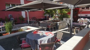 供應午餐和晚餐，地區料理