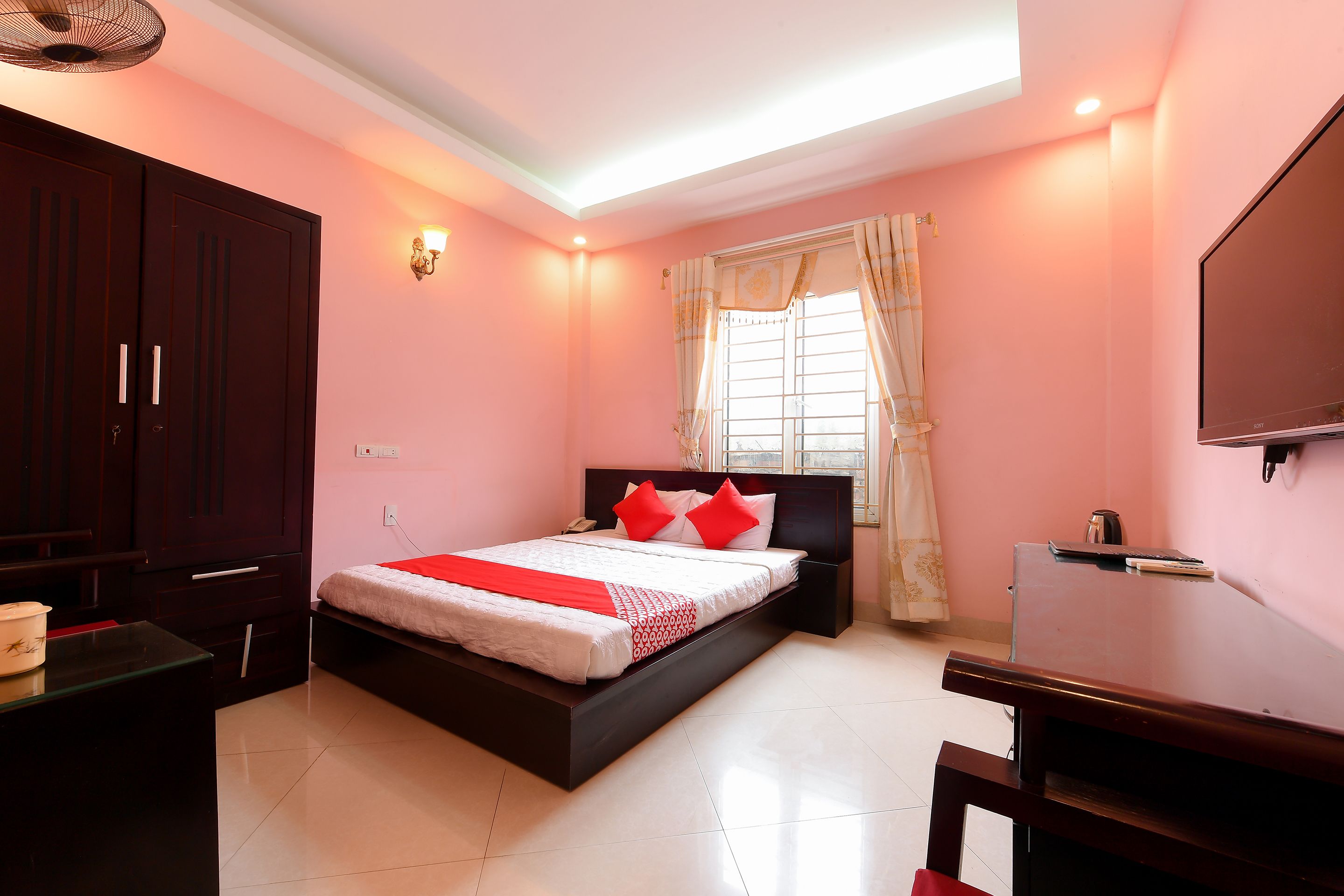 ميني بار ومكتب وواي فاي مجانًا ومُنبهات