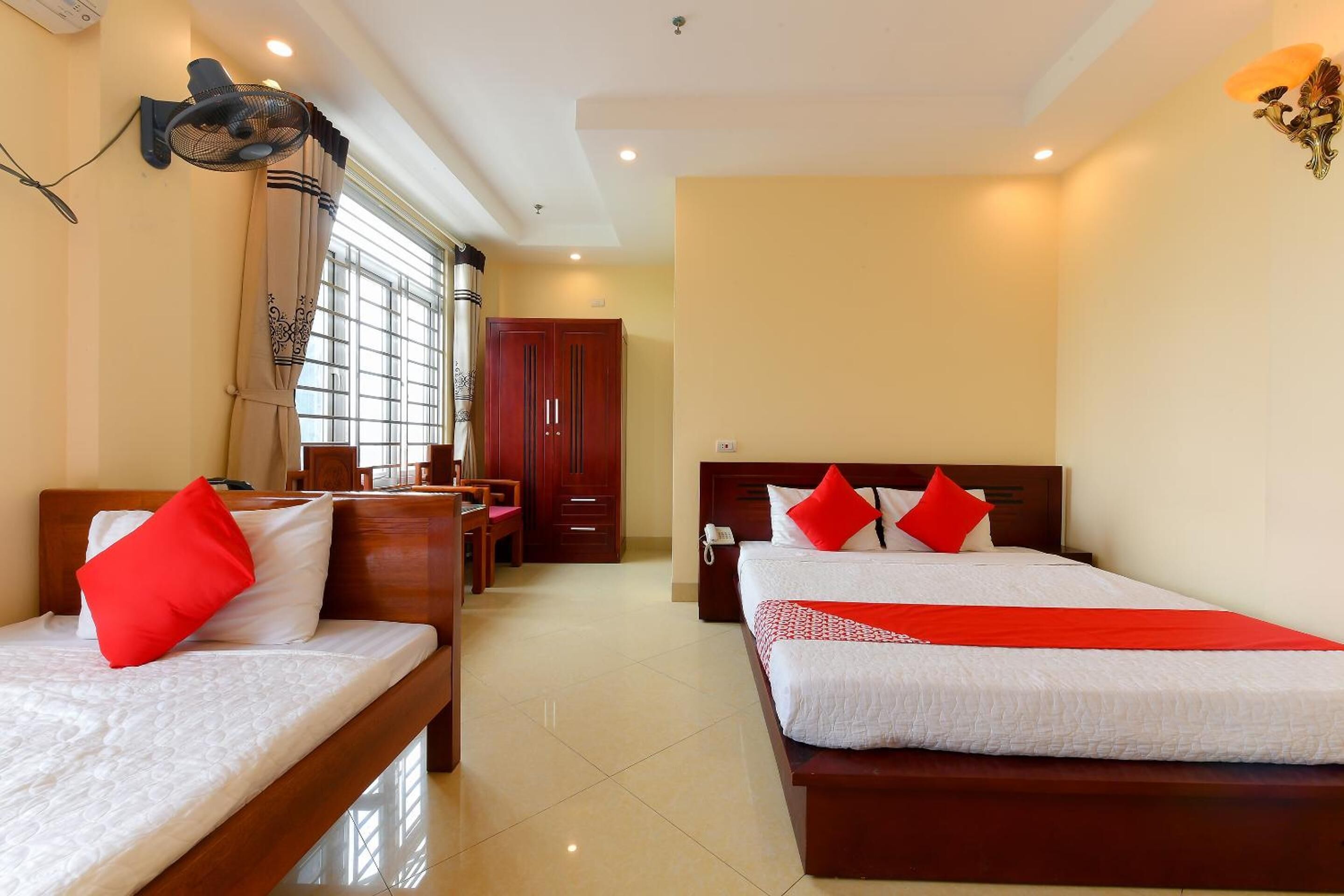 Minibar, desk, free WiFi, alarm clocks