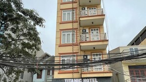 Un edificio de varios pisos con un letrero que dice Titanic Hotel.