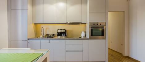 Microwave, oven, dishwasher, coffee/tea maker