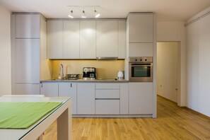 Micro-ondes, four, lave-vaisselle, cafetière/bouilloire