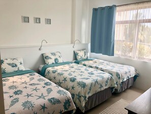 2 bedrooms, iron/ironing board, WiFi, bed sheets - Flip Flop House - Cozy house in the heart of town (Puerto Villamil)
