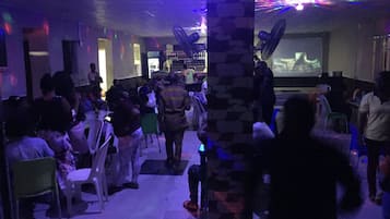 Se sirven desayunos, almuerzos y cenas; cocina local e internacional