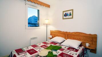 Soundproofing, cots/infant beds, WiFi, bed sheets