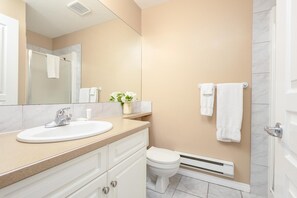 Hair dryer, towels - Paradise Canyon Golf Resort - Luxury Condo M407 (Lethbridge)