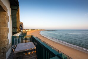 A balcony with a view of a beach and ocean. - Résidence Odalys Valentin plage (Batz-sur-Mer)