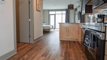 Kylskåp, mikrovågsugn, ugn och spishäll