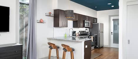 Een koelkast, een magnetron, een oven, een kookplaat