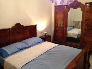 Double Room, Shared Bathroom | 1 bedroom, iron/ironing board, free WiFi, bed sheets