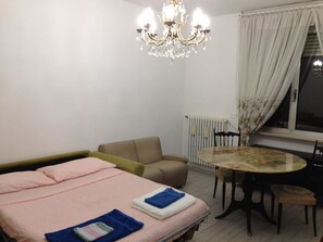 Economy Triple Room | 1 bedroom, iron/ironing board, free WiFi, bed sheets - Apartment in southern Milan Melegnano (Melegnano)
