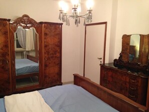 Doppelzimmer, Gemeinschaftsbad | 1 Schlafzimmer, Bügeleisen/Bügelbrett, kostenloses WLAN, Bettwäsche