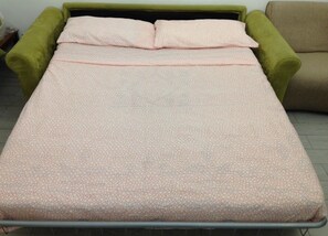 Economy Triple Room | 1 bedroom, iron/ironing board, free WiFi, bed sheets - Apartment in southern Milan Melegnano (Melegnano)