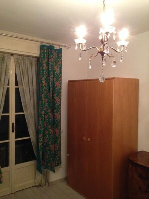 Double Room, Shared Bathroom | 1 bedroom, iron/ironing board, free WiFi, bed sheets
