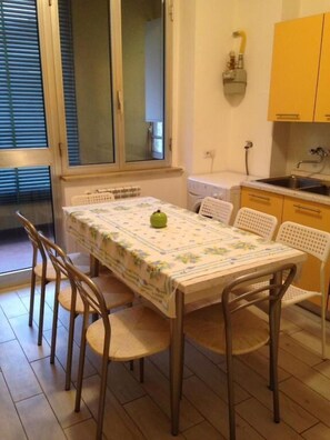 Full-size fridge, microwave, oven, stovetop - Apartment in southern Milan Melegnano (Melegnano)