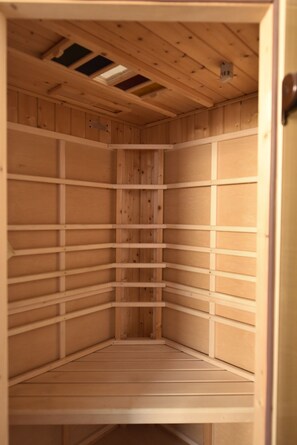 Luxury Condo | Bathroom | Separate tub and shower, deep soaking tub, hair dryer, towels - Liliencronstrasse (Düsseldorf)