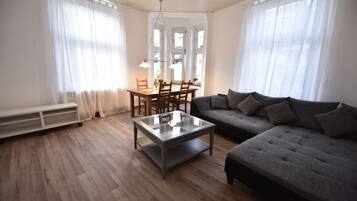 Comfort Condo, City View | Living area