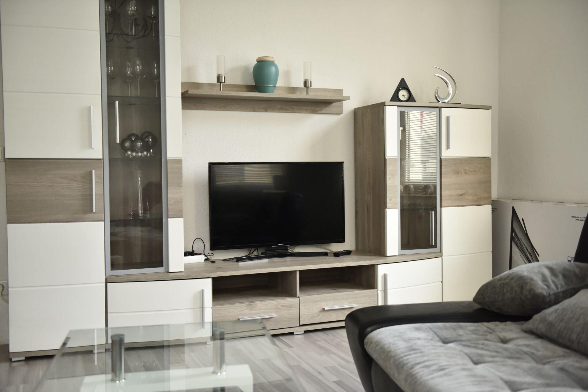 Comfort appartement, uitzicht op de stad | Woonruimte | Een 55-inch flatscreentelevisie met satellietzenders en smart-tv