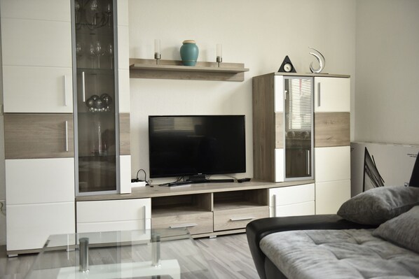 Comfort appartement, uitzicht op stad | Woonruimte | Een 55-inch flatscreentelevisie met satellietzenders en een smart-tv