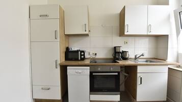 Deluxe Condo, City View | Private kitchen