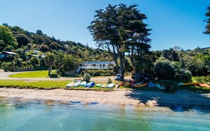 Exterior - Lannan Beach House - Waterfront & Spa (Waiheke Island)