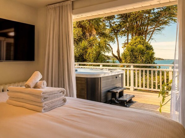 5 bedrooms, iron/ironing board, WiFi, bed sheets