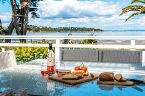 Outdoor dining - Lannan Beach House - Waterfront & Spa (Waiheke Island)