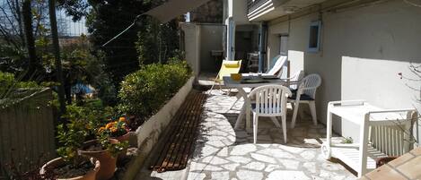 屋外ダイニングエリア