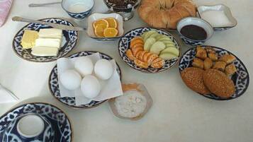 Petit déjeuner complet compris tous les jours