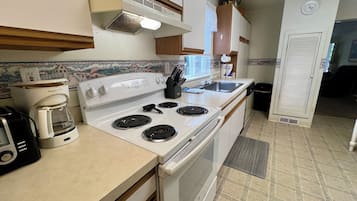 Fridge, oven, dishwasher, coffee/tea maker