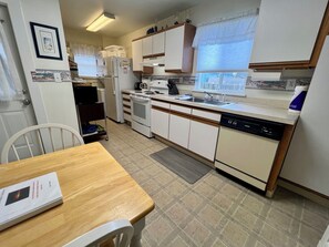 Refrigerador, horno, lavavajillas y cafetera y tetera 