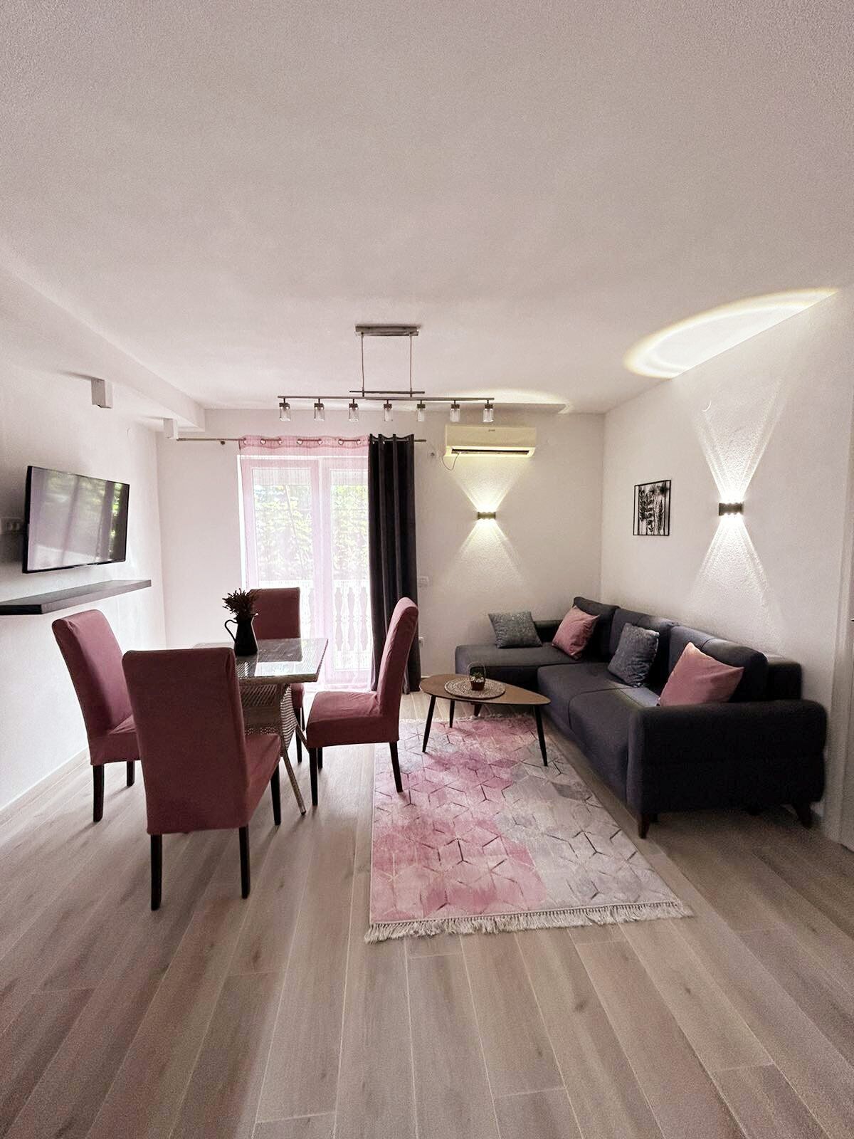 Familienapartment, Stadtblick (Purple) | Wohnbereich | 32-Zoll-Flachbildfernseher mit Satellitenempfang, Fernseher