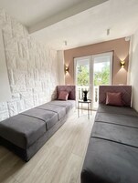 Family Apartment, City View (Purple) | Premium bedding, soundproofing, iron/ironing board, free WiFi