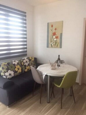 Apartemen Desain, pemandangan laut (Paris) | Dapur pribadi | Lemari es besar, kompor, mesin pembuat kopi/teh, dan ketel listrik