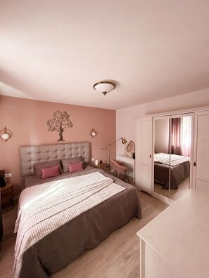 Apartemen Keluarga, pemandangan kota (Purple) | Seprai premium, kedap suara, setrika/meja setrika, dan Wi-Fi gratis