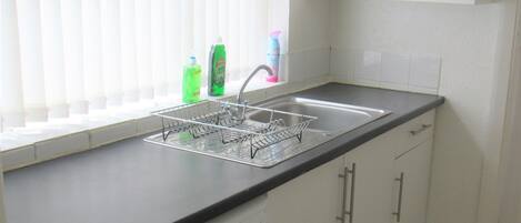 Basic Apartment, 4 Bedrooms | Private kitchen