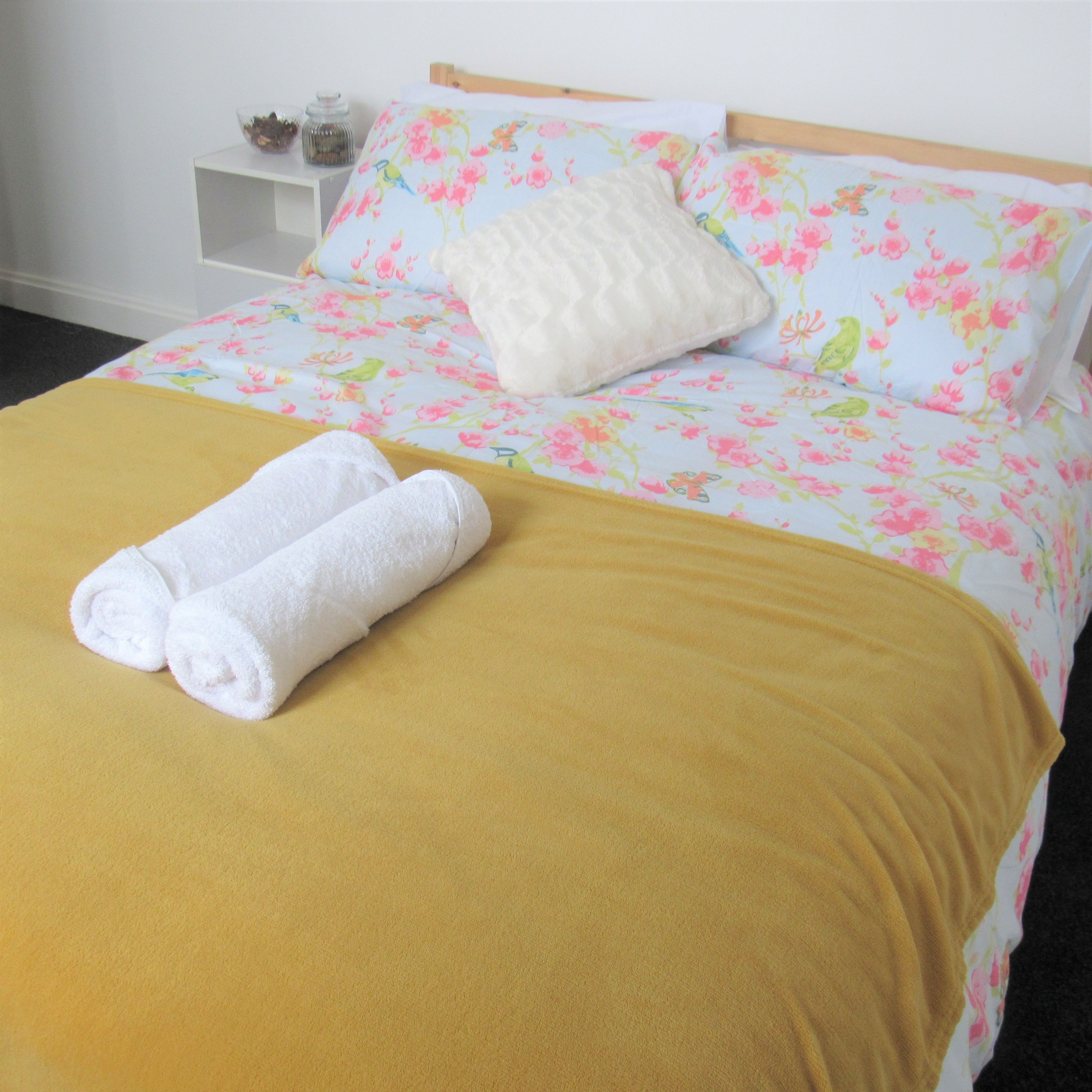 4 habitaciones y tabla de planchar con plancha 