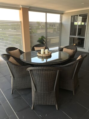 Outdoor dining - Amaroo by the Lake (Yarrawonga)