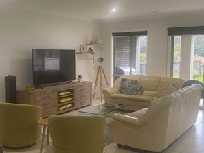 Smart TV, books, stereo - Amaroo by the Lake (Yarrawonga)