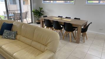 Smart TV, libros y estéreo