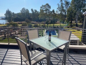 Outdoor dining - Amaroo by the Lake (Yarrawonga)