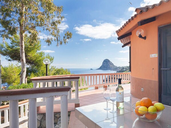 Bungalow básico, 1 habitación, Terraza, vista al mar (Stromboli) | Terraza o patio