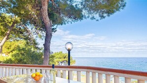 A terrace with a table, a bowl of fruit, and a bottle. The terrace overlooks the sea. - Solemar Sicilia - Residence Mer et Soleil (Bagheria)