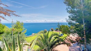 A coastal view with a clear sky, a grassy area, and a body of water. - Solemar Sicilia - Residence Mer et Soleil (Bagheria)