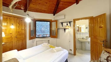 Family Bungalow, 2 Bedrooms, Terrace, Partial Sea View (Vulcano) | 1 bedroom, soundproofing, iron/ironing board, free WiFi