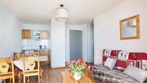 1-inch flat-screen TV with satellite channels, TV - Résidence Les Balcons du Soleil (Saint-François-Longchamp)